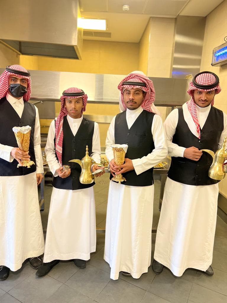 مجموعة من الدلال النحاسية المزخرفة